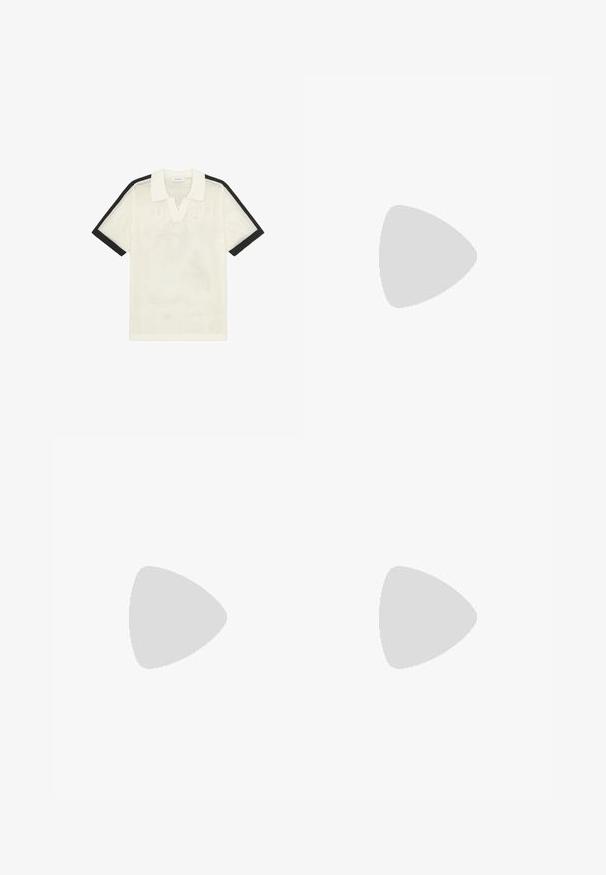 Polo de malla blanco de manga corta con ribete negro en las mangas y un cuello blanco sólido, colocado plano sobre un fondo blanco.; Pantalones de vestir negros con un diseño de pierna recta, fabricados en un tejido suave. Presentan pliegues frontales y un cierre de botón en la cintura.; Mocasines de cuero negro con diseño estilo mocasín, con una banda decorativa y detalles de costura en la parte superior. Tacón bajo y cuadrado.; Bolso bandolera de cuero marrón oscuro con cierre de solapa y correa de tela ajustable sobre fondo blanco.
