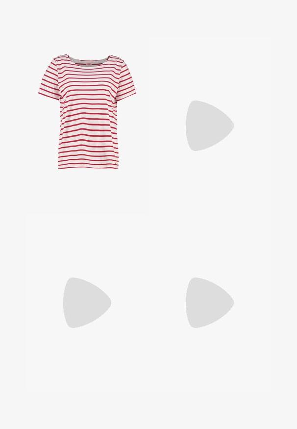 Rood-wit gestreept T-shirt, korte mouwen, ronde halslijn, gemaakt van zachte katoen, met een kleine gouden ankeraccent op de zoom.; Grijze katoenen shorts met opgerolde omslagen, voorzien van een witte gevlochten riem en bruine leren accenten. Stikdetails zijn zichtbaar op de stof.; Superga 2730 - Sneakers laag - navy/white; Roze gouden ronde stud oorbellen met een geborstelde afwerking, voorzien van doorzichtige achterwanden voor een veilige pasvorm. Eenvoudig en minimaal ontwerp.