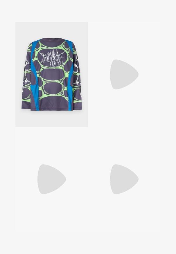 Camisa de manga larga hecha de tela suave, con base gris oscuro, patrones verdes tipo burbuja y acentos azules. En el frente tiene un gráfico estilizado en blanco.; Bañador morado con cintura elástica y cordón. Presenta aberturas laterales y un pequeño logo blanco en el dobladillo inferior. Textura suave.; Zapato deportivo negro con una parte superior de malla transpirable, acentos texturizados y una suela de goma ondulada. Presenta un logotipo reflectante y un sistema de cordones.; Gafas de sol deportivas con un marco negro, grandes lentes grises y un diseño envolvente. Presenta un puente nasal prominente y patillas texturizadas.