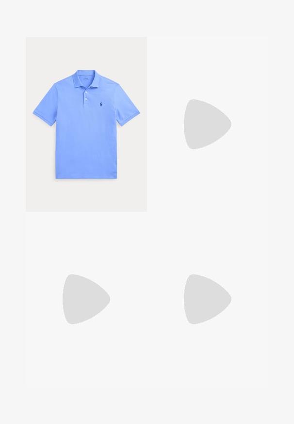 Lichtblauw poloshirt met korte mouwen, kraag, twee witte knopen en een klein donker geborduurd logo op de linkerborst.; Donkerblauwe denim jeans met rechte pijpen, vijf zakken, knoopsluiting en zichtbare stiksels.; Blauwe suède loafer met witte zool en beige stiksels langs de bovenrand, afgebeeld tegen een effen witte achtergrond.; Zwarte leren riem met een zwarte rechthoekige gesp met een geperst polo-speler logo.
