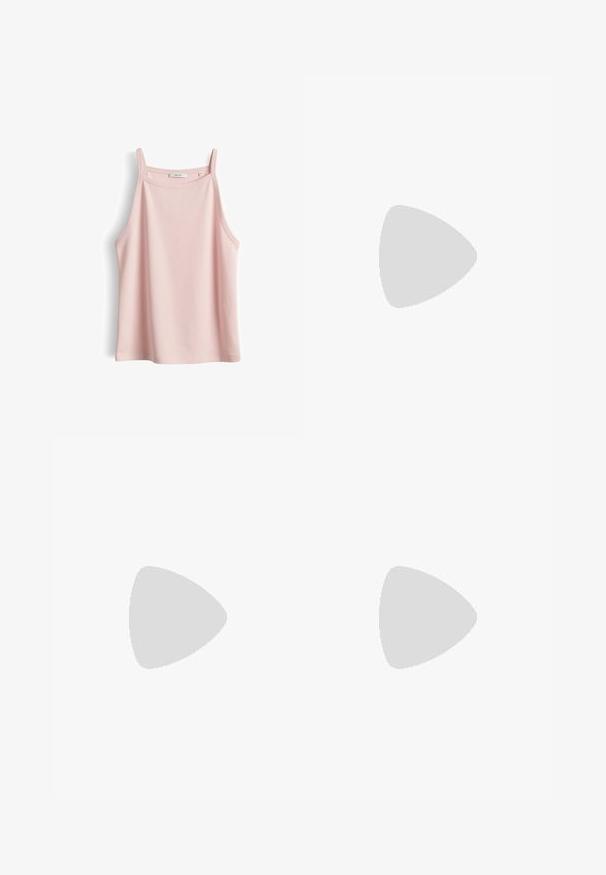Hellrosa ärmelloses Top mit dünnen Schulterträgern und hohem Ausschnitt, flach auf weißem Hintergrund dargestellt.; Schwarze Denim-Jeans mit geradem Bein, verblasstem Design und fünf Taschen. Mit Gürtelschlaufen und Reißverschluss.; Brauner Wildleder-Slingback-Flachschuh mit einer kleinen Schleife am Zehenbereich und goldener Schnalle, dargestellt vor einem beigen Sofa- und Teppichhintergrund.; Hellbraune Wildleder-Shopper-Tasche mit langen dunkelbraunen Ledergriffen und dekorativem Riemendetail vorne vor weißem Hintergrund.