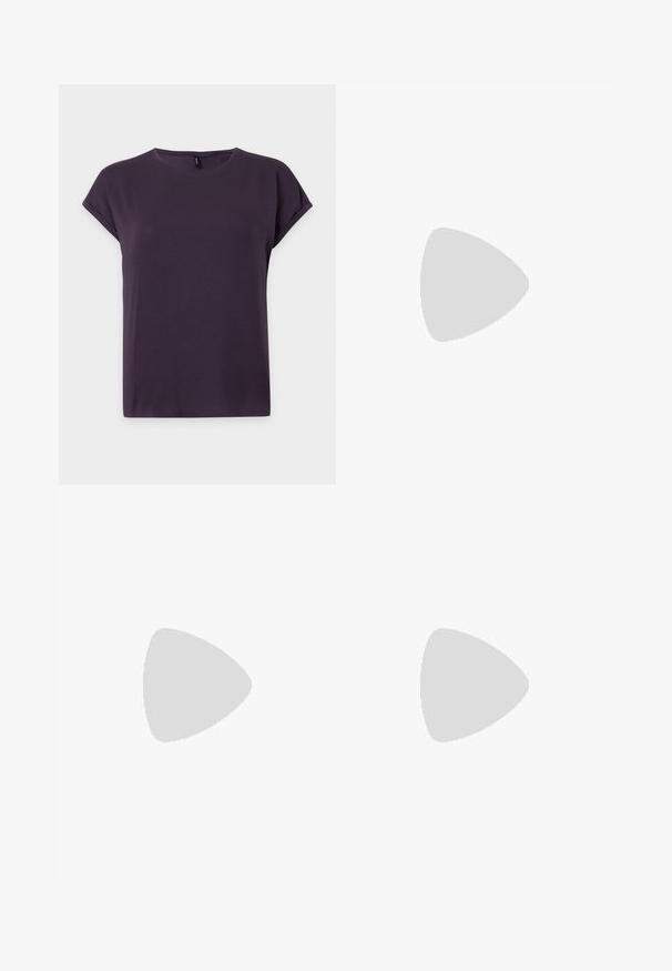 T-shirt violet foncé à manches courtes avec manches retroussées et encolure ronde, présenté sur un fond uni clair.; Short en denim bleu clair avec ourlet effiloché, style cinq poches, passants pour ceinture et fermeture à bouton métallique sur la ceinture avant.; Sandales thong crème de Puma avec de petits talons et des semelles rembourrées, dotées de logos dorés de Puma sur les brides.; Petit sac bandoulière rose brillant avec deux poches verticales zippées et une bandoulière réglable, présenté sur un fond uni.