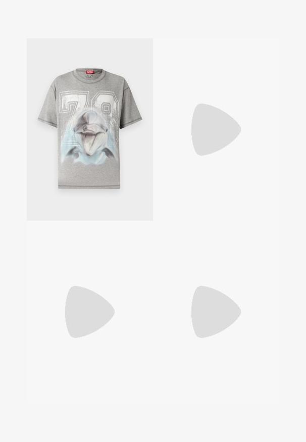 Camiseta de manga corta gris con un gran número "78" blanco y un gráfico detallado de una cabeza de delfín sonriente en el frente.; Pantalones deportivos verdes con estampado, cintura elástica, piernas ajustadas y un diseño geométrico en toda su superficie. Hechos de un material ligero.; Zapatilla blanca con acentos negros, materiales de ante y cuero, puntera reforzada, suela de goma, con el logotipo "Karl Lagerfeld" en el lateral.; Bolso bandolera gris compacto con correa negra ajustable, bolsillo delantero con cremallera y pequeño emblema de logo en la esquina inferior derecha.