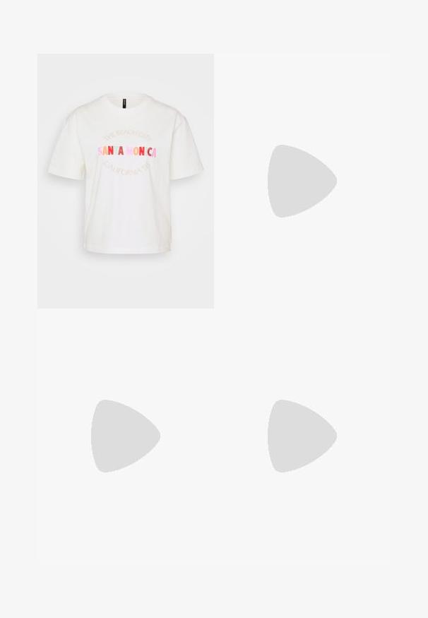 Witte katoenen T-shirt met korte mouwen. Bevat pastel gekleurde grafische tekst met de woorden "SANTA MONICA" en "CALIFORNIA '95" in verschillende kleuren.; Zwarte cropped jeans met wijde pijpen, voorzijde met knoop- en ritssluiting, voor- en achterzakken, merklabel op de tailleband.; Benen met donkere geribbelde leggings gecombineerd met zwarte ballerina's met kleine strikdetails op een witte achtergrond.; Zwarte rechthoekige zonnebril met gele lenzen. Kenmerken zijn onder andere dikke monturen en een hoekig ontwerp met een gladde, glanzende afwerking.