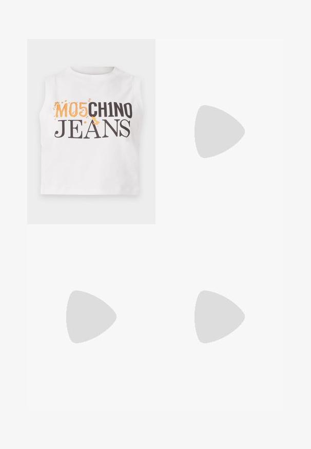 Biele bezrukávové bavlnené crop top tričko s textom "MO5CH1NO JEANS" v čiernej a oranžovej potlači a s jemne textúrovaným povrchom.; Rovné tmavomodré riflové nohavice so zadnými a prednými vreckami, pútkami na opasok, gombíkovým zapínaním a viditeľnými oranžovými švami.; Čierne sandále na vysokom podpätku s otvorenou špičkou a tenkými remienkami s nápisom "LOVE MOSCHINO" cez chodidlo a okolo členku.; Čierna obdĺžniková kabelka s ružovým neónovým nápisom "Ciao!" a malým čiernym remienkom na zápästie na bielom pozadí.