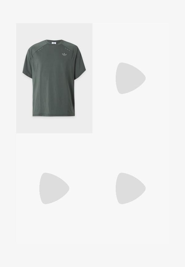 Tmavo zelené tričko s krátkym rukávom, okrúhlym výstrihom a malým logom Adidas na ľavej strane hrude na jednofarebnom svetlom pozadí.; Čierne športové nohavice vyrobené z hladkej tkaniny, vybavené elastickým pásom, zúženými nohavicami a rebrovanými manžetami na členkoch.; Nízky béžový tenisky Adidas Spezial so zelenými pruhmi, gumovou podrážkou a nápisom „SPEZIAL“ na boku, zobrazené z vonkajšej strany.; Krémová plátenná taška typu tote s predným vreckom, dvoma rukoväťami, nastaviteľným ramenným popruhom a malým žltým nápisom "O.N.S" v dolnom pravom rohu vrecka.