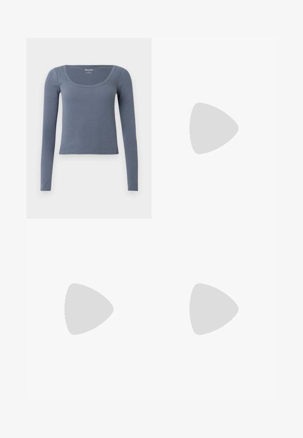 Langarm shirt met geribbelde structuur in leisteengrijs, met een ronde halslijn en een aansluitend ontwerp. Gemaakt van een zachte, rekbare katoenmix.; Zwarte sweatpants met wijde pijpen, gemaakt van zachte stof. Ze hebben een elastische tailleband met een trekkoord en een klein logo aan de linkerkant.; Lavendelkleurige Adidas Campus sneaker met witte strepen en een gumkleurige zool, zwevend boven betonnen trappen in zacht licht.; Lichtgrijze gewatteerde schoudertas met een gebogen vorm, voorzien van een enkele handgreep en een glad, gestructureerd oppervlak. Eenvoudig ontwerp zonder extra hardware.