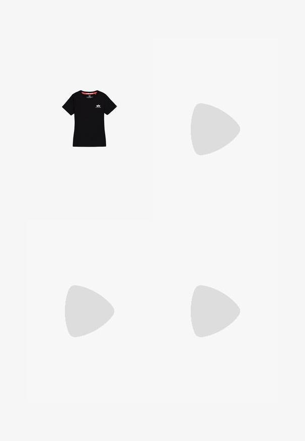 Čierne tričko s krátkym rukávom s malým bielym logom Alpha Industries na ľavej strane hrude a červenou vnútornou podšívkou goliera.; Čierne džínsy so rovnými nohavicami, s gombíkovým zapínaním, prednými a zadnými vreckami, a detailmi z medených nitov na bielom pozadí.; Čierna nízka plátenná teniska s bielou platformovou podrážkou z gumy, čiernymi šnúrkami a kovovými očkami na bielom pozadí.; Strieborné kruhové náušnice, oblého tvaru, hladký lesklý povrch a rovnomerná šírka po celom obvode. Minimalistický dizajn bez ďalších akcentov.