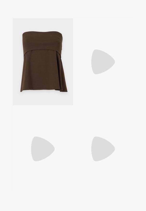 Top marron sans bretelles en tissu lisse, présentant un design drapé et un ourlet asymétrique pour un look moderne.; Jupe beige à volants avec une ceinture élastique et trois sections froncées créant une coupe fluide et ample.; Chaussure slingback en cuir marron foncé à texture crocodile, bout pointu, talon bas bloc et bride ajustable avec boucle dorée.; Sac à main cylindrique en cuir vert olive avec une fine sangle ajustable et un logo Michael Kors doré sur le devant.