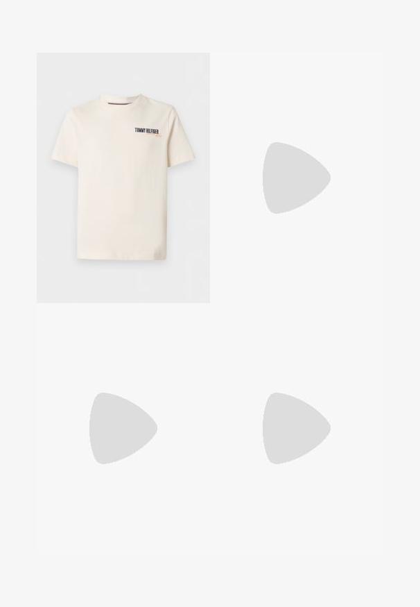Lühikeste varrukatega helevalge ümara kaelusega T-särk väikese "Tommy Hilfiger" logoga ja kirjaga ülemisel vasakul rinnal.; Tumed sinise denimi teksad, sirge lõikega, viie taskuga, kerge kulumisjälg ja kontrastvärviline õmblus, nööpkinnitus vööl.; Bežist kanga sneaker, mille pruuni nahast aktsentide, valge tallaga, ümmarguse toes ja kuue metallist silmaga paelte jaoks. Sujuva tekstuuriga ülemise disain.; Pruun nahast vöö sileda tekstuuriga, millel on hõbedane metallist pandla ja minimalistlik disain. Vööl on ümar ots ja täpsed õmblused.