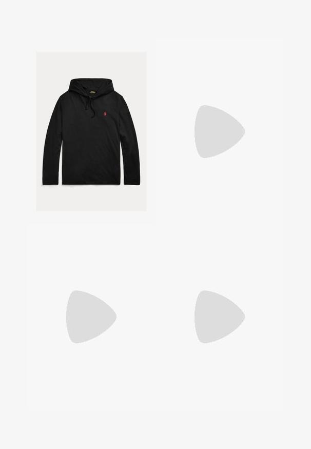 Čierna mikina Polo Ralph Lauren s dlhým rukávom s kapucňou, šnúrkami a malým červeným vyšívaným logom koňa na ľavej strane hrudníka.; Čierne slim fit manšestrové nohavice so zapínaním na gombík a zips, s pútkami na opasok a jednoduchým predným dizajnom na bielom pozadí.; Čierne kožené Chelsea čižmy s elastickými bočnými panelmi, štruktúrovaným povrchom, zaoblenou špičkou a nízkym vrstveným podpätkom. Obsahujú poutko pre jednoduché obúvanie.; Čierny kožený opasok so striebornou obdĺžnikovou prackou, zrolovaný na bielom pozadí, s jemným vyrazeným logom na špičke.