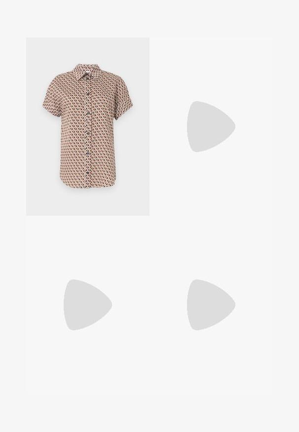 Kortærmet skjorte med knapper med brunt, hvidt og sort geometrisk trekantet mønster på en neutral baggrund.; Lyseblå denimshorts med lige snit, rå kant, fem lommer og metalknaplukning. Stoffet har en glat tekstur med let falming.; Sort læderballetsko med rund tå, glat tekstur, minimal syning og et fleksibelt såldesign.; Sort læder clutch med samlet tekstur, sølvfarvet metalramme, kys-lås lukning og kædestrop. Glat, blød overflade.