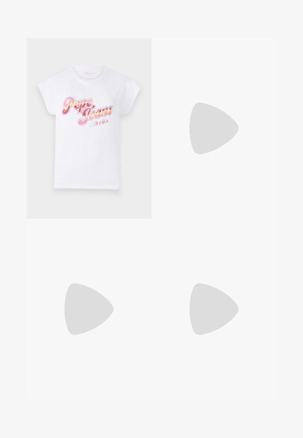 Camiseta de algodón blanca con mangas cortas enrolladas que presenta un estampado gráfico multicolor de "Pepe Jeans London" en tonos rosa y naranja.; Vaqueros de denim azul de corte acampanado con una cintura de media altura, cinco bolsillos y un lavado claro. Presentan un suave desvanecimiento y costuras en contraste.; Zapatos de tacón slingback de cuero negro con punta afilada, correa ajustable delgada y un tacón de aguja de aproximadamente 5 cm, textura suave.; Bolso de mano de cuero tejido color granate con asa curva, ribete blanco, cremallera plateada y correa desmontable de tela ancha para el hombro sobre fondo liso.
