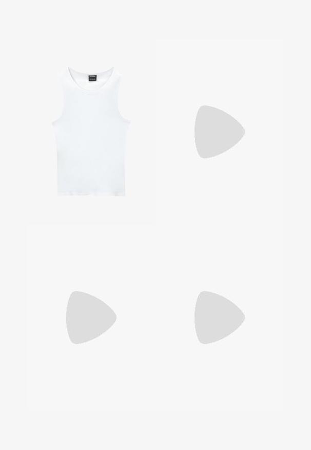 Biely bezrukávový top z rebrovanej bavlny. Má zaoblený výstrih a hladkú textúru. Štítok hovorí "PULL&BEAR."; Svetlomodré vyblednuté riflové nohavice vo voľnom strihu, s bočnými vreckami, pútkami na opasok a zapínaním na gombík v páse.; Čierna kožená mokasína s robustnou gumovou podrážkou a klasickým pásikom na penny, zobrazená z vonkajšej strany.; Slnečné okuliare Ray-Ban so zelenými sklami, čiernymi plastovými rámami a zlatými akcentami na okrajoch. Štvorcový tvar s matným povrchom.