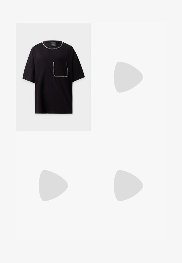 Sort t-shirt med korte ærmer, rund halsudskæring og brystlomme, begge kanter dekoreret med små runde sølvnitter.; Lysblå denim brede bukser med en gradient vask, der har en knaplukning, forlommer og kontrastsyninger langs kanten.; Sorte læder slingback-højhæle med spids tå, udskåret design og justerbar rem med metalhardware.; Lille bordeauxlæder clutch-pung med sølv metal lukning og håndledsrem på hvid baggrund.