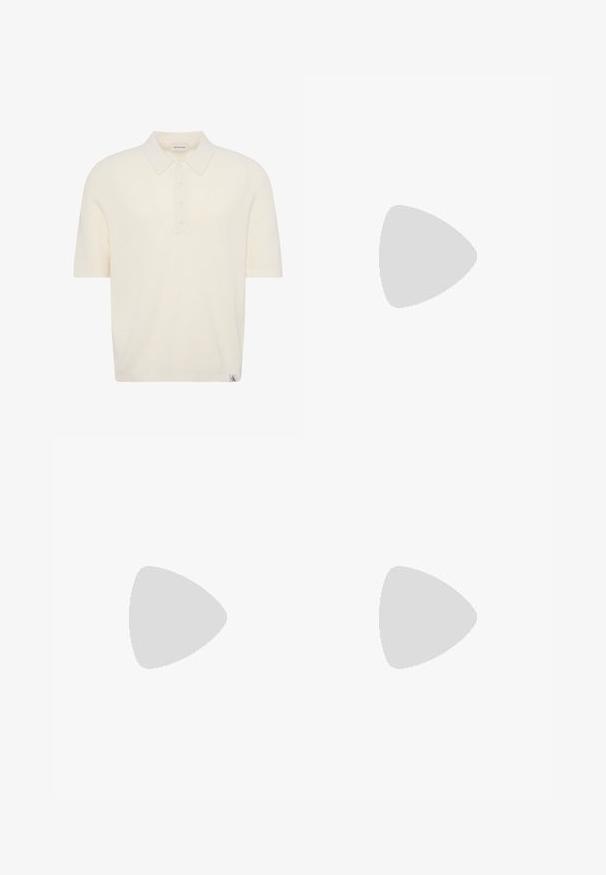 Polo de punto de manga corta color crema con cuatro botones y una pequeña etiqueta con el logo de Calvin Klein en el dobladillo.; Pantalones de mezclilla blanca con un diseño de pierna recta. Presenta un clásico diseño de cinco bolsillos, cierre de botón metálico y una ligera textura.; Mocasín de ante beige con costuras tipo moc toe, detalle de cordones, suela segmentada y logo de Calvin Klein en el lateral y en la lengüeta del talón.; Cinturón de tela trenzada marrón con extremos de cuero oscuro y una hebilla metálica rectangular plateada sobre un fondo blanco.