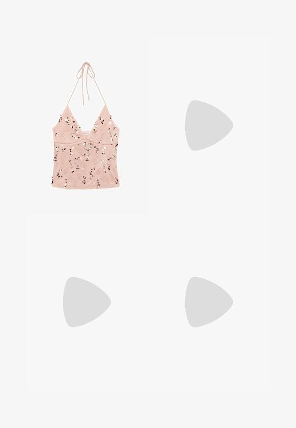 Hellrosa Neckholder-Top mit dünnen Trägern, V-Ausschnitt und verstreuten glänzenden Pailletten- und Stickereidetails auf dem Stoff.; Hellblaue Bootcut-Jeans mit ausgewaschener Optik, fünf Taschen, Gürtelschlaufen und doppeltem Knopfverschluss, flach auf weißem Hintergrund liegend.; Brauner Leder-Slipper mit cremefarbener Sohle und Schnürdetails, schwebend über einem beigen Teppich und Sofa in einem Raum mit neutraler Farbgestaltung.; Silberne Handtasche mit einem strukturierten Muster aus geometrischen Formen und Kreisen, ausgestattet mit einem abgerundeten Griff und einem abnehmbaren Schulterriemen.