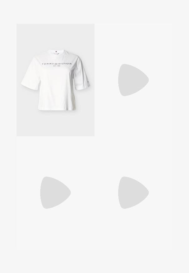 Camiseta blanca de algodón de manga corta con "Tommy Hilfiger Est. 1985" impresa en negro en el pecho y un pequeño logo en la manga izquierda.; Vaqueros de denim azul claro con un diseño de pierna recta, cinco bolsillos, una cintura de altura media y una textura suave. Cuenta con un cierre de botón.; Zapatos de tacón estilo slingback negros con punta afilada, textura de cuero suave, un tacón bajo tipo kitten heel y una correa con un detalle de hebilla metálica.; Pendientes de aro de metal plateado con superficie lisa y ligeramente curvada y cierre de tipo mosquetón sobre un fondo blanco liso.