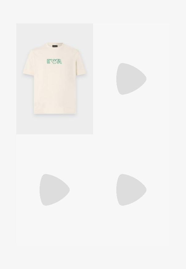 Cremefarbenes T-Shirt mit kurzen Ärmeln, grünem "EVA"-Schriftzug und einem auf der Brust aufgestickten Adler-Logo, Rundhalsausschnitt, flach auf weißem Hintergrund liegend.; Dunkelblaue Weite-Leg-Jeans aus Denim. Verfügt über einen klassischen Bund mit Gürtelschlaufen, frontale Taschen und eine gerade Passform.; Schwarzer Ledersneaker mit weißer Gummisohle. Verfügt über Schnürverschluss, bunten Akzentstreifen und Markenlogo an der Seite.; Schwarze Umhängetasche aus strukturiertem Material. Verfügt über einen Reißverschluss, eine vordere Reißverschlusstasche und ein Metall-Logo-Detail. Inklusive verstellbarem Schultergurt.