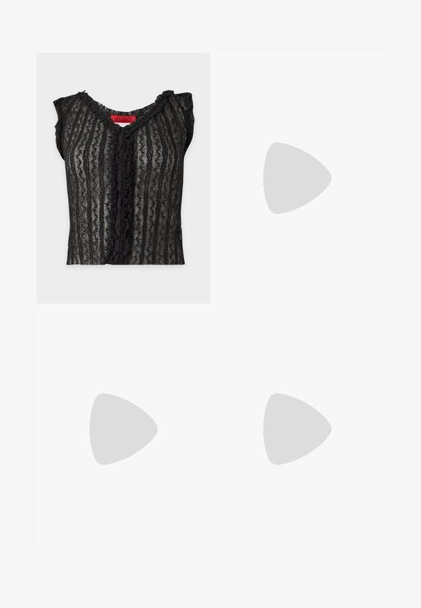 Sort transparent blondebluse med korte ærmer, lodrette bølgede striber og flæsekanter langs halsudskæringen og det forreste midtstykke.; Lysblå vidbenede jeans i denim med høj talje, der har knaplukning, fem lommer og opfoldede manchetter forneden.; Sort mesh mule med spids tå, tynde stropper og 3-tommer stiletto hæl. Har en gennemsigtig struktur og en ensfarvet sål.; Cremefarvet blødt læder håndtaske med indsamlet design, sølvramme-lukkemekanisme, kort hank og aftagelig kæderem.