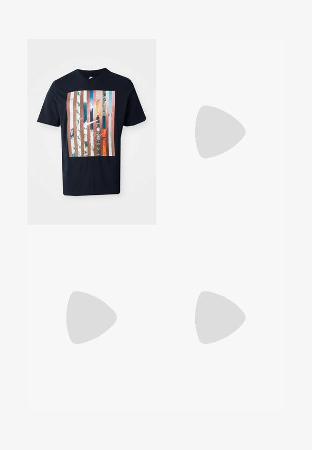 Camiseta navy con un diseño gráfico que presenta rayas verticales en varios tonos, incorporando imágenes urbanas y un logo de Nike.; Pantalones cortos deportivos rosa con cinturilla elástica y cordón. Fabricados en un material ligero, cuentan con aberturas laterales y un pequeño detalle de logo.; Zapatilla de correr gris claro con detalles en negro, logo naranja, parte superior de malla, collar acolchado y suela de goma con unidades visibles de absorción de impactos.; Gafas de sol sobredimensionadas y claras con lentes oscuros, que presentan un marco rectangular grueso y acentos texturizados en las patillas. Fabricadas de plástico transparente.