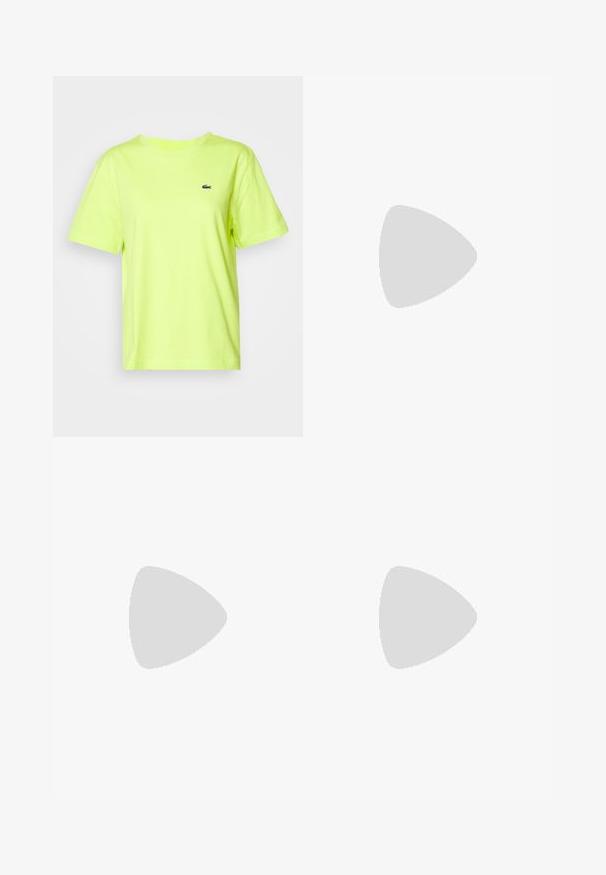 Lacoste TF7215_3KE - T-shirt basique - firefly; Jupe plissée blanche avec une taille élastique noire portant le logo "LACOSTE". Design mi-long avec une texture douce.; Baskets basses blanches avec semelle épaisse, fermeture à lacets à l'avant et petit logo crocodile doré sur le côté.; Sac à épaule en tissu gris rembourré avec une forme incurvée, une texture lisse, une bandoulière ajustable et un logo subtil en relief à l'avant.