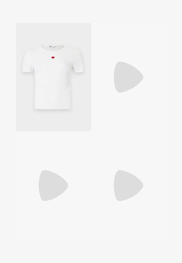 Λευκό ριγέ κοντομάνικο T-shirt με ένα μικρό κόκκινο καρδιά κεντημένη στο κέντρο του στήθους κάτω από τη λαιμόκοψη.; Κόκκινα και μπλε καρό βαμβακερά μπόξερ με ελαστική ζώνη και δύο λευκά κουμπιά στο κέντρο μπροστά.; Καφέ πατεντα δερμάτινη μπαλαρίνα με τετράγωνη μύτη και λουράκι που διαθέτει μια μικρή χρυσή πόρπη. Λείος υφή, χαμηλό τακούνι και μινιμαλιστικός σχεδιασμός.; Μπορντό τσάντα ώμου από γυαλιστερό υλικό, ορθογώνιο σχήμα, με δύο ιμάντες ώμου και λεπτές καμπύλες λεπτομέρειες στο μπροστινό μέρος.