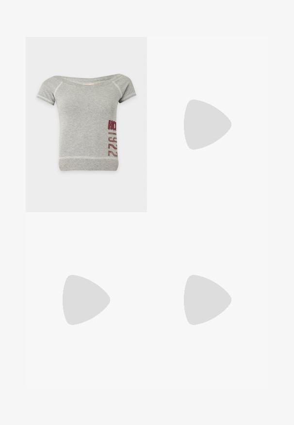 Hellgraues Kurzarmshirt mit weitem Ausschnitt und rotem "HCO 1922"-Text, der vertikal auf der unteren rechten Seite gedruckt ist.; Blaue Jeansshorts mit Knopf vorn, Gürtelschlaufen, vorderen Taschen und sichtbaren Nähten auf hellem einfarbigem Hintergrund.; Schwarze Lederstiefeletten mit Schnürdesign, seitlichem Reißverschluss, strukturiertem Finish und einer robusten Sohle mit ausgeprägtem Profil.; Schwarze Ledertasche mit einer geschwungenen Form, verziert mit silbernen Nieten und einer auffälligen silbernen Schnalle auf der Vorderseite. Verstellbarer Tragegurt enthalten.