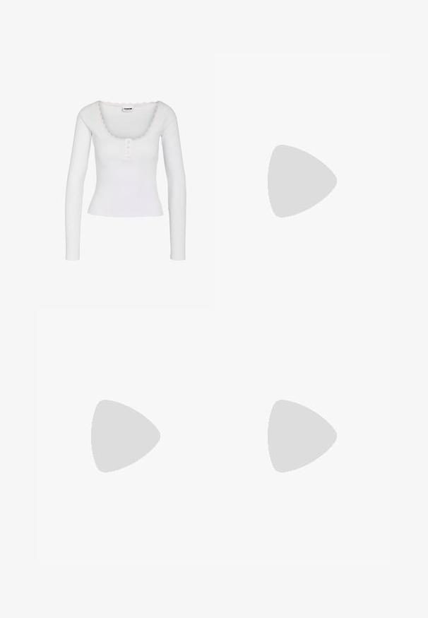 Weißes, langärmliges Ripp-Shirt mit Rundhalsausschnitt, drei kleinen Knöpfen vorne und Spitzenbesatz am Kragen.; Schwarze Jeans mit weitem Bein, fünf Taschen und Knopfverschluss, flach auf weißem Hintergrund gelegt.; Knöchelhigh, dunkelbraune Lederstiefel mit spitzem Zeh, eckigem Blockabsatz und glatter, glänzender Textur. Verfügt über ein klares Design und Steppnähte.; Schwarze Lederhandtasche in rechteckiger Form, mit einem stabilen Griff, silbernem Zubehör und Reißverschluss. Glatte Textur.