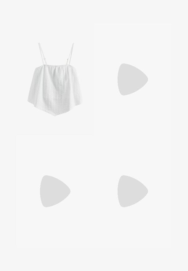 Top blanc sans manches avec fines bretelles réglables et tissu texturé à rayures verticales, coupe ample et ourlet asymétrique.; Pantalons bleu marine en tissu léger avec une ceinture plate, fermeture à bouton et texture subtile. Comprend des poches et des détails de couture.; Sandales mules noires avec un design à brides croisées, fabriquées en matière synthétique lisse, dotées d'une semelle épaisse et texturée.; Sac à main en cuir noir avec une bandoulière courbée, deux poches avant zippées et des accents dorés. Texture lisse et forme structurée.