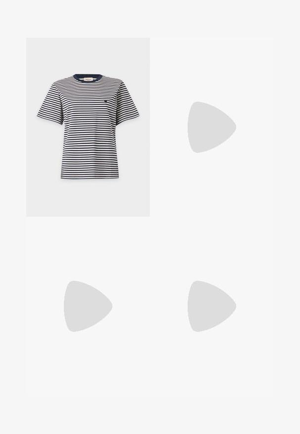 Kortærmet skjorte med sort-hvide vandrette striber og et lille broderet logo på venstre bryst, vist på en ensfarvet baggrund.; Won Hundred ALEXANDRA - Jeans Relaxed Fit - tinted black; Sort damesko i læder med flad hæl og spids tå, vist fra siden på en ensfarvet lys grå baggrund.; Sort skuldertaske i læder med justerbar rem og guldfarvede detaljer, med lille gyldent "Marc Jacobs" logo midt foran.