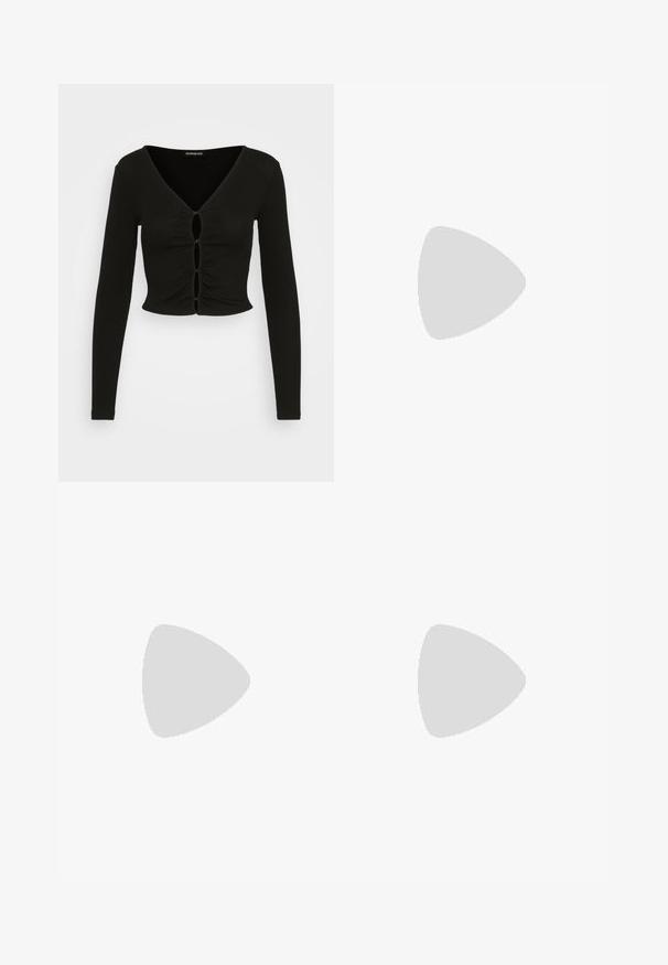 Even&Odd T-shirt à manches longues - black; Leggings noires évasées avec une texture lisse, une taille haute et une silhouette ajustée, s'élargissant en un design évasé au niveau de la cheville.; Bottines en cuir marron avec panneaux élastiques sur les côtés, sangle décorative avec boucle en or et talon bas empilé. Texture lisse et bout arrondi.; Sac en cuir vegan bordeaux, brillant, avec une forme douce et sculpturale et une large poignée incurvée pour un transport facile.