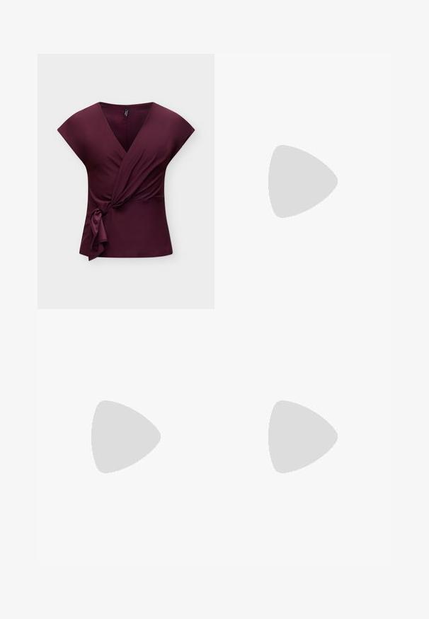 Top portefeuille sans manches couleur violet profond avec un col en V et un détail de nœud sur le côté, présenté sur un fond clair et uni.; Pantalons évasés en bordeaux foncé, avec une taille haute, deux plis à l'avant et une fermeture à deux boutons. Fabriqués en tissu texturé.; Chaussures à talons en cuir verni bordeaux, à bout pointu, avec des sangles décoratives et des accents dorés. Hauteur de talon de 5 cm.; Sac à main en cuir bordeaux avec une forme courbée, deux poignées, fermeture éclair et détails de couture subtils. Fini lisse et brillant.