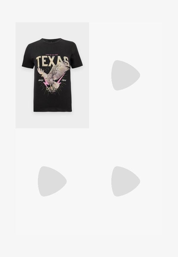 Čierne bavlnené tričko s grafikou sokola, výrazným textom "TEXAS" v béžovej a ružovej farbe, bleskovými akcentmi a retro dizajnom.; Modré denimové nohavice s vysokým pásom, mierne vyblednuté, s prednými vreckami, gombíkom, zipsom a rozšírenými nohami na jednoduchom svetlom pozadí.; Čierne kožené členkové čižmy s ostrým špičkou, vysokým podpätkom a dekoratívnymi striebornými prackami na bokoch pre dodatočný detail.; Béžová obdĺžniková kabelka s dvoma rúčkami, krokodíľová textúra na hornej časti, hladké spodné panely a nastaviteľný ramenný popruh.