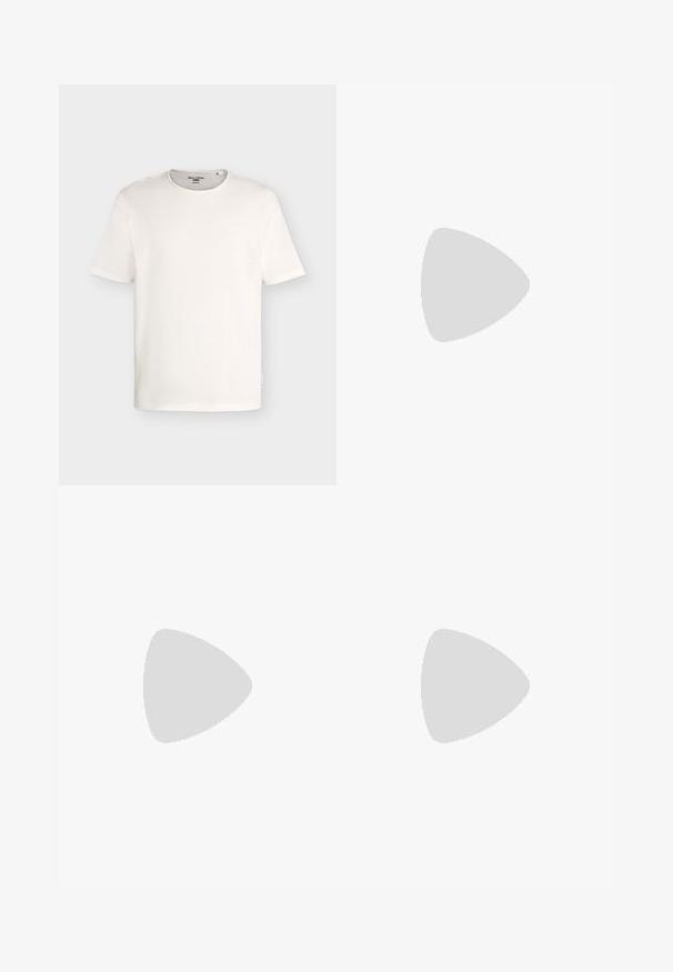 Schlichtes weißes T-Shirt mit kurzen Ärmeln und Rundhalsausschnitt, mit einem kleinen Markenetikett innen am Kragen und einem Seitenschild.; Schwarze Leinen-Shorts mit flachem Vorderteil, Gürtelschlaufen und einem einzelnen Knopfverschluss. Sie verfügen über einen strukturierten Stoff und leicht tapered Beine.; Braune Lederschiebe-Sandale mit zwei verstellbaren silbernen Schnallen, Korkfußbett und schwarzer Gummisohle, seitlich auf weißem Hintergrund gezeigt.; Schwarze rechteckige Sonnenbrille mit dunkel getönten Gläsern und dicken Rahmen, auf einer hellen Oberfläche liegend.