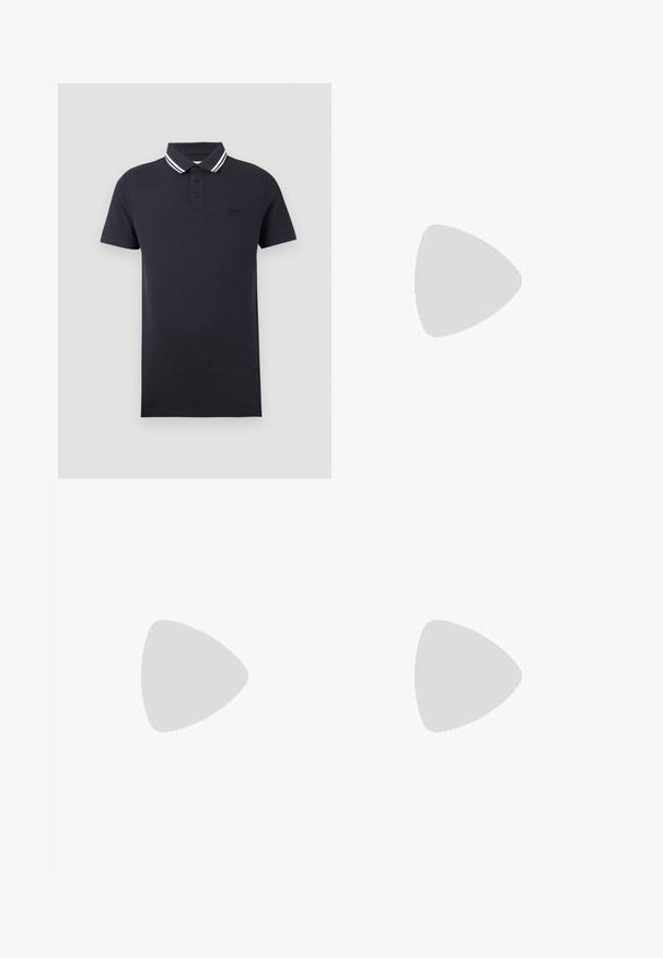Schwarzes kurzärmeliges Poloshirt mit einer Knopfleiste und einem schwarzen Kragen mit zwei weißen Streifen.; Blaue Jeans aus Denim mit geradem Bein, die eine ausgewaschene Optik, leichte Abnutzungsspuren und subtile Waschungseffekte aufweisen. Klassisches Fünf-Taschen-Design.; Braune Wildledersneaker mit runder Zehenform, Schnürdesign, kontrastierendem Fersenriegel und geprägtem Logo. Flache Gummisohle, minimalistischer Stil.; Brauner Leder-Gürtel mit glatter Oberfläche, ausgestattet mit einer silbernen Doppelschließe und einem Logo-Detail in der Nähe der Schnalle.