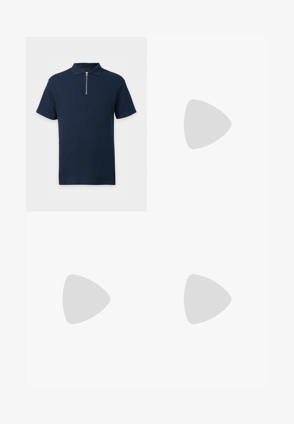 Marineblå kortærmet poloshirt med tekstureret stof og en sølvfarvet lynlås, der går fra kraven til midt på brystet.; Marineblå bukser lavet af et glat stof, med knaplukning, for- og baglommer, samt et skræddersyet, lige ben-design.; Mørkebrune læderloafer med tyk sort gummisål vist over en beige tæppe- og sofa baggrund.; Brun læderbælte med en glat overflade, præget af en sølvfarvet metalspænde og diskret syning langs kanterne. Klassisk og holdbart design.