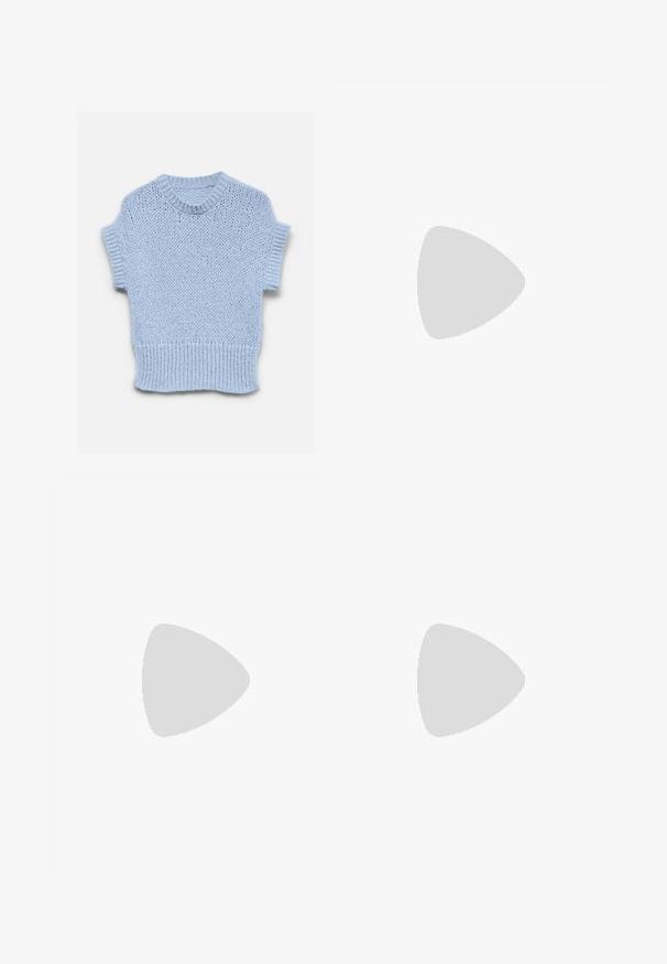 Vaaleansininen neulottu lyhythihainen villapaita, jossa resorit kauluksessa, hihansuissa ja helmassa, asetettuna tasaisesti valkoiselle taustalle.; Sinisiä puuvillachinoja, joissa on slim fit -malli. Varusteena napillinen sulkumekanismi, vyölenkit ja tavalliset taskut. Silkkinen pinta ja siistit linjat.; Beige korkokengät, joissa on hoikka nilkkaremmi ja neliön muotoinen kärki. Sileää synteettistä materiaalia, minimalistinen muotoilu ja korkea piikkikorko.; Valkoinen kudottu nahkalaukku pyöreällä kahvalla ja solmukoristeisilla hihnoilla, esillä yksinkertaista taustaa vasten.
