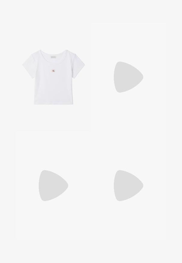 Hvid cropped t-shirt med korte ærmer, rund halsudskæring og lille firkantet Calvin Klein Jeans-logo på midten foran.; Mørkeblå denimnederdel, knælang, med slidse foran, traditionel talje og fem-lommes design med kontrasterende syninger.; Lavtskåret metallic sølv sneaker med hvid sål og snørebånd, glat tekstur og subtil præget branding på siden.; Beige skuldertaske i læder med kort håndtag, buet toplynlås og minimalistisk Calvin Klein-logo foran.