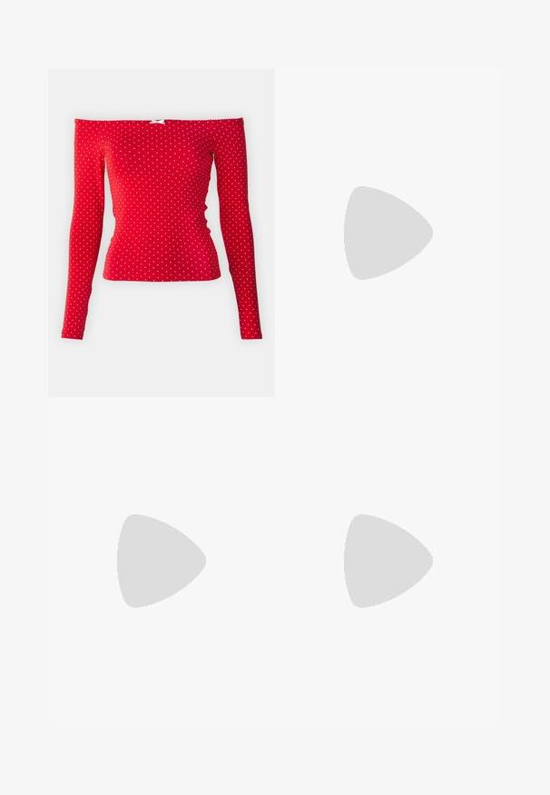Haut rouge à manches longues, dénudé des épaules, en tissu côtelé, orné de pois blancs et d'un petit nœud blanc près de l'encolure.; Jean en denim bleu clair avec une taille haute, une coupe large et des plis à l'avant. Présente une couture typique et une fermeture à bouton à la taille.; Ballerines en cuir verni rouge avec un bout rond, une sangle élastique avec une boucle ronde, et une semelle plate beige. Surface lisse avec finition brillante.; Sac à épaule en cuir rouge avec une forme courbée, une fermeture éclair et une fine sangle réglable. Texture lisse avec des détails de couture.
