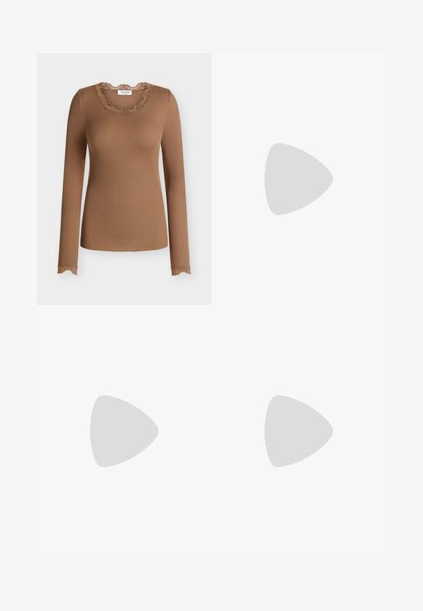Haut marron côtelé à manches longues avec bordure en dentelle au niveau de l'encolure dégagée et des poignets, coupe ajustée.; Jeans évasés bleus en denim, dotés d'une taille haute, de cinq poches et d'un léger effet d'usure près des coutures.; Mocassins en cuir noir avec un design de type mocassin, caractérisés par un détail de couture au niveau des orteils et un petit accent métallique sur le côté. Semelle en caoutchouc plate.; Sac à main en cuir marron avec finition texturée, forme incurvée, bandoulière unique et détail en métal doré sur le devant.