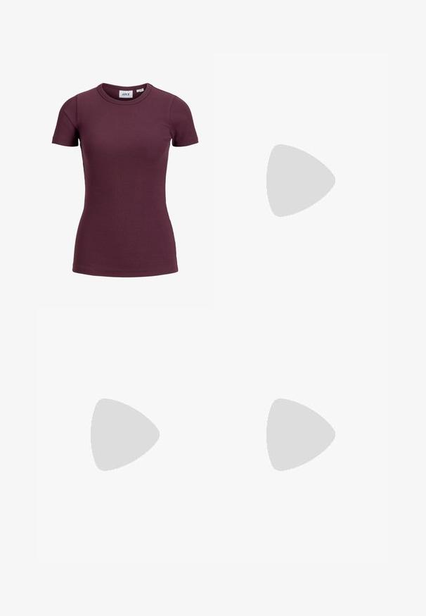 Kortærmet tætsiddende ribbet t-shirt i mørk blommefarve med rund halsudskæring og frontmærke med mærket JJXX og størrelse 5.; Bordeaux bredde ben jeans lavet af bomuldsdenim, med fire-pocket design og metalknap lukning med matchende syninger.; Skinnende mørkerød spids tå slingback højhælet sko med en tynd justerbar rem og spids stilethæl på hvid baggrund.; Mørkebrun læder skuldertaske med en enkelt justerbar rem, en let buet top og en lynlåslukning på den ene side.