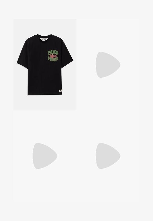 Sort bomulds t-shirt med et grafisk print i grøn og pink tekst, der siger "FARM FRESH", med en løs pasform og korte ærmer.; Brune og tan farveblokkerede bukser med elastisk talje, snor og tekstlogo. Fremstillet af tekstureret stof med en afslappet pasform.; Sort lavtstående lædersneaker med snørebånd foran og flad gummisål, vist fra siden på en ensartet hvid baggrund.; Mørkebrun stof talje taske med diagonalt lynlåslomme og lille hvidt logo på fronten, sat mod en ensfarvet lys baggrund.