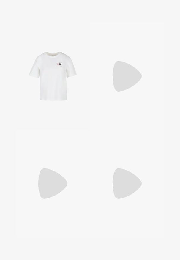 Witte katoenen T-shirt met korte mouwen, een ronde halslijn en een bedrukte "Girl" logo in zwart en roze op de linkerkant van de borst.; Grijze denim flared jeans met een vervaagde afwerking, voorzien van een knoopsluiting, vijf zakken en gestikte details langs de tailleband en zoom.; Lage sneaker met lichtblauwe geweven bovenkant, witte strepen, witte veters, lichtblauwe suède neuskap en een zool van gumrubber.; Gele en bruine schoudertas met luipaardprint, met een geknoopt bandje en zwarte sluiting.