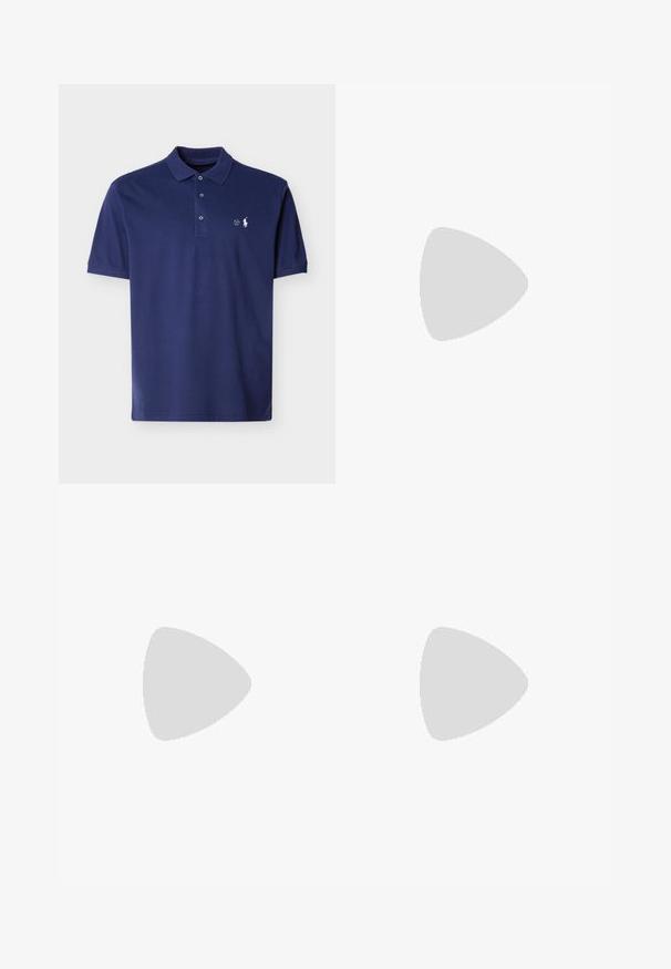 Marineblaues Polohemd mit kurzen Ärmeln, drei Knöpfen und kleinem weißem Sticklogo auf der linken Brust.; Schwarze Jeansshorts mit einem klassischen Fünf-Taschen-Design, Knopfverschluss und gestickten Akzenten. Hergestellt aus strapazierfähigem Baumwollmaterial.; Dunkelgrauer Wildleder-Stiefelette mit schwarzem elastischem Seitenpaneel und dicker gerillter schwarzer Sohle, auf einem weißen Hintergrund fotografiert.; MARC JACOBS MARC  - Sonnenbrille - gold-coloured