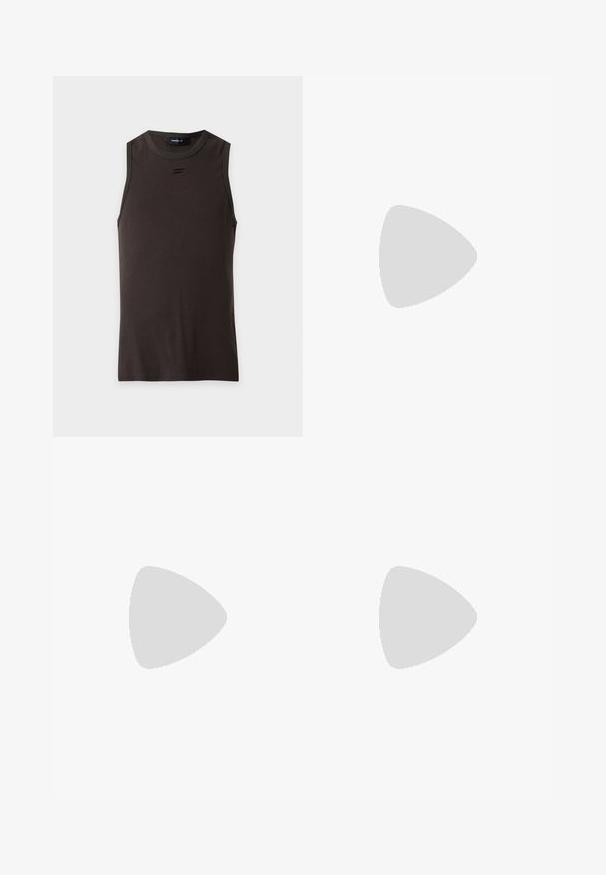 Camiseta de tirantes marrón oscuro con canalé, cuello redondo y pequeño logo negro en el pecho, colocada plana sobre un fondo blanco.; Vaqueros negros de pierna recta con cierre de botón, pasadores para cinturón y bolsillos frontales sobre un fondo blanco liso.; Las zapatillas Nike Air Jordan cuentan con una base de cuero blanco con acentos sintéticos azules, una caja de dedos perforada y cordones azules.; Collar de cadena plateada con eslabones planos y anchos y detalles cuadrados negros espaciados uniformemente con grabados florales.