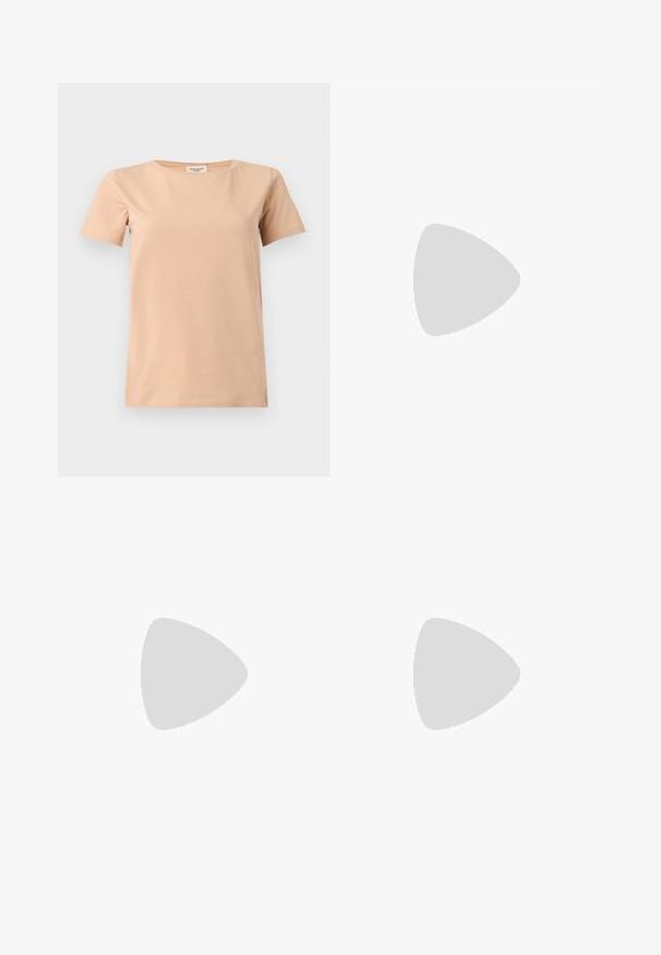 Beige kortærmet T-shirt med rund halsudskæring og lige kant på en ensfarvet lysegrå baggrund.; Lys beige bukser med lige ben, elastisk talje og en enkelt knapdetalje foran. Fremstillet af et tekstureret stof.; Hvide sneakers med en glat overflade, der har en mørkerød accent langs sålen og en takkede gummiydersål for greb. Minimalistisk design.; Taupe blød læderhåndtaske med dobbelte håndtag og præget "Emporio Armani Milano" logo på fronten.