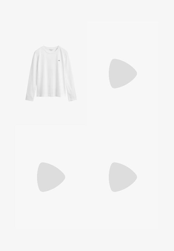 Camiseta blanca de manga larga con cuello redondo, pequeño logotipo bordado en el pecho izquierdo y una etiqueta visible dentro del cuello.; Pantalones de pana anchos en color beige con una textura acanalada sutil, lazos para cinturón, cierre frontal con cremallera y dos bolsillos laterales.; Botines de cuero negro con un alto caña cilíndrica, punta puntiaguda y tacón bajo y plano, con una textura suave y diseño minimalista.; Bolso de hombro de cuero negro con una solapa curva asegurada por un broche metálico redondo y una correa delgada y ajustable.