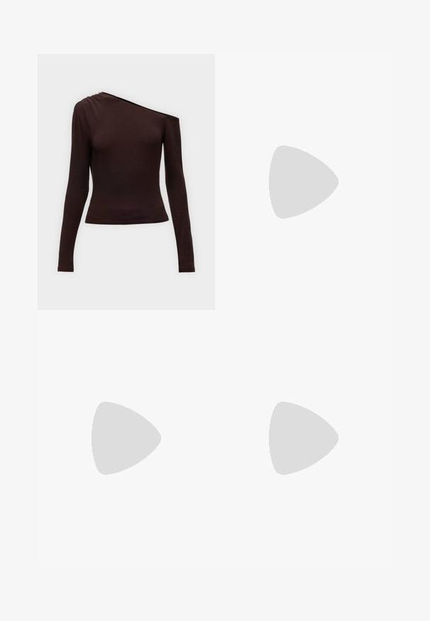 Donkerbruine top met lange mouwen, één blootgestelde schouder en geplooide stofdetail aan de bedekte schouderkant.; Donkerblauwe spijkerbroek met flared pijpen, vijf zakken, koperen klinknagels en contrasterende stiksels. Gladde textuur met een rechte, ontspannen pasvorm.; Bruine leren cowboylaars met een spitse neus, wiggenhak en decoratieve borduursels. Heeft een hoge schacht en een trekriem.; Kleine zwarte glanzende handtas met twee lange hengsels en zijkant trekkoord details op een effen lichte achtergrond.