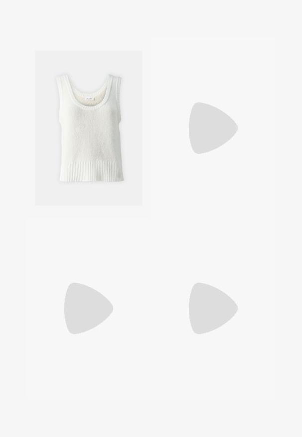 Hvid ærmeløs tanktop lavet af tekstureret strikket stof. Har en rund halsudskæring og ribbet kant. Simpelt design uden mønstre eller pynt.; Beige, vidde bukser lavet af letvægtsstof. Har en frontknap-lukning og lige kanter. Glat tekstur med minimale syninger.; Brune ruskind klipklapper med en sidelås og detaljer i guld. Flad sål med tekstureret finish, åben bag og rundt tådesign.; Brun læder crossbody-taske med en afrundet form, der har en lynlås lukning øverst og en sidelomme med lynlås. Glat tekstur med mat finish.